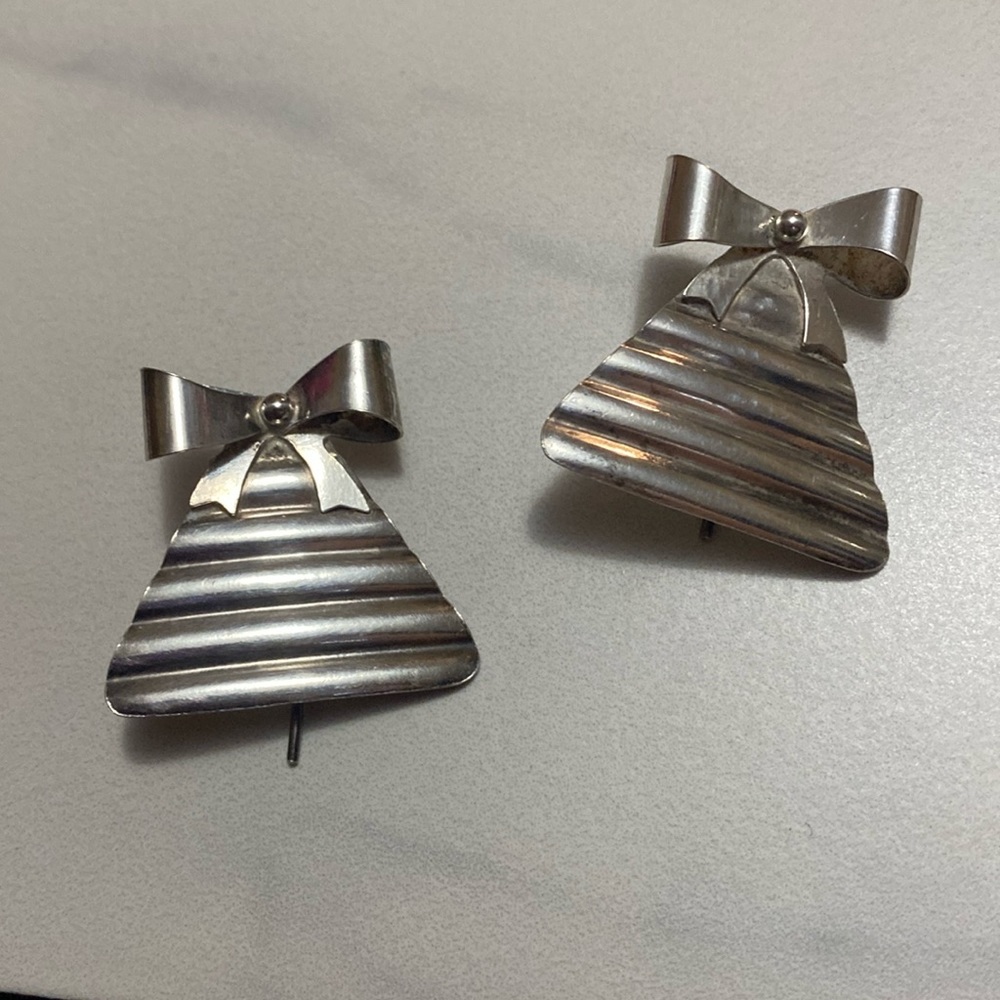 Wavy triangular bow earrings Christmas trees